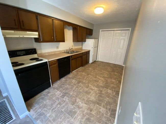 Building Photo - 91-93 Meadowbrook Drive Duplex