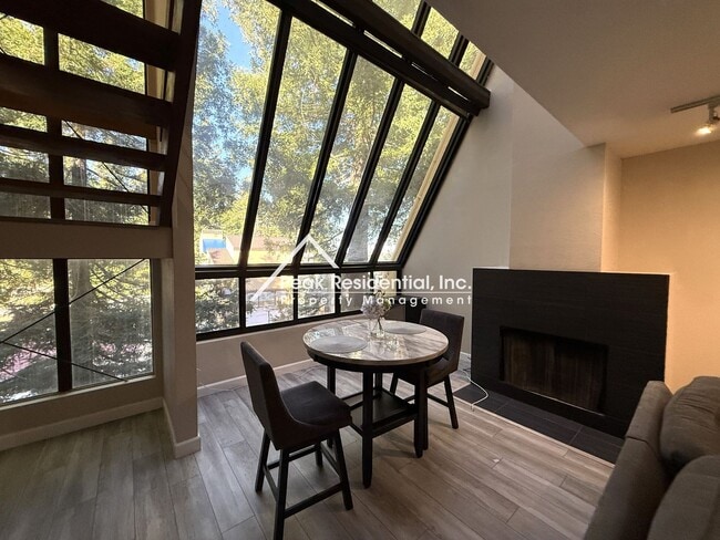 Building Photo - Updated 3 bd/3 ba Condo in Sacramento with...