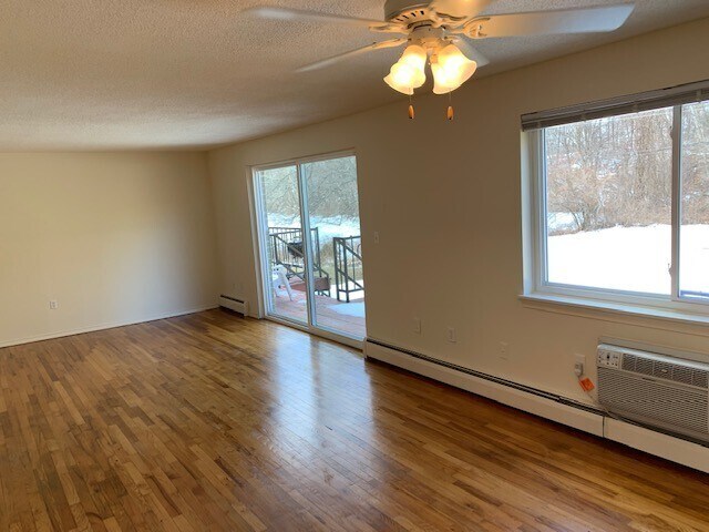 Building Photo - Farmington Townhome