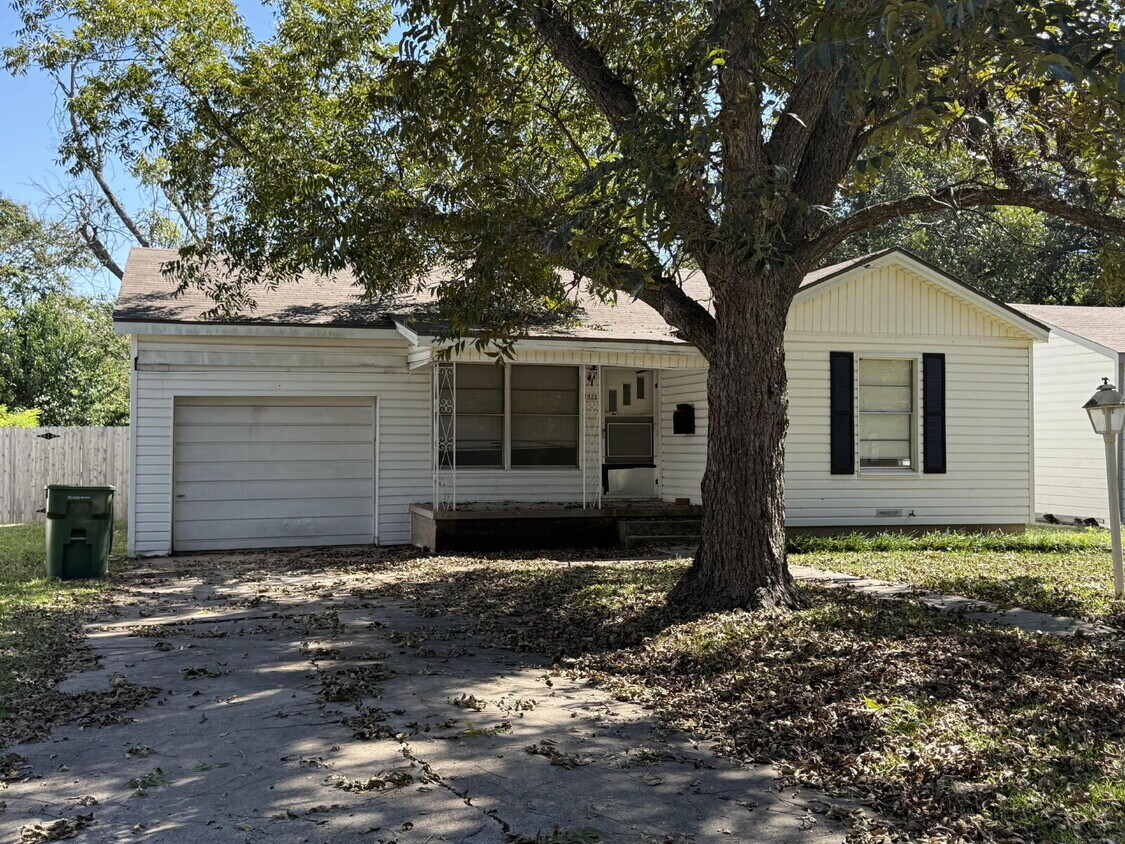 Building Photo - 3920 Maple Ave