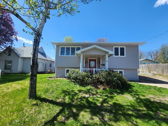 Building Photo - 3 Bedroom 2 Bath Home Available in Knoxville