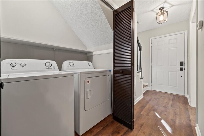 Foto del edificio - 5508 Kaplan Dr