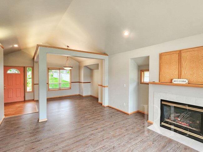 Building Photo - Serene Lakefront Oasis!