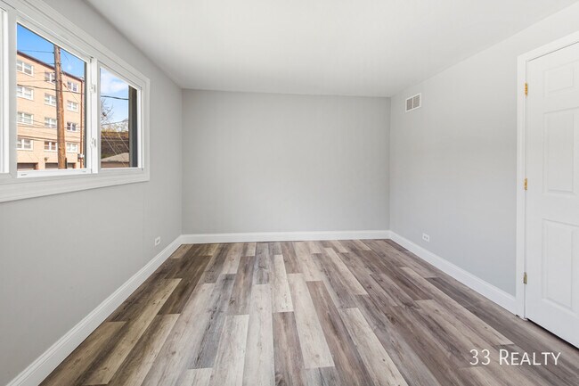 Building Photo - Newly renovated 2 bed/ 2 bath duplex; in-u...