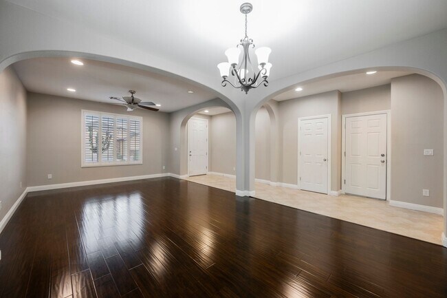 Foto del edificio - Single Story w/ duel primary suites gated ...