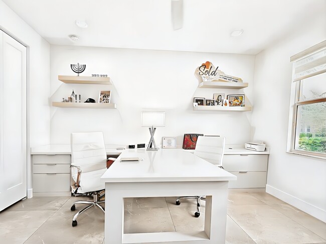 Oficina - 15377 Green River Ct