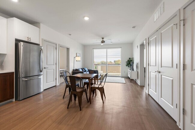 Building Photo - 633 E Main St