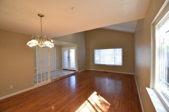 Building Photo - 2371 Glendale Cir