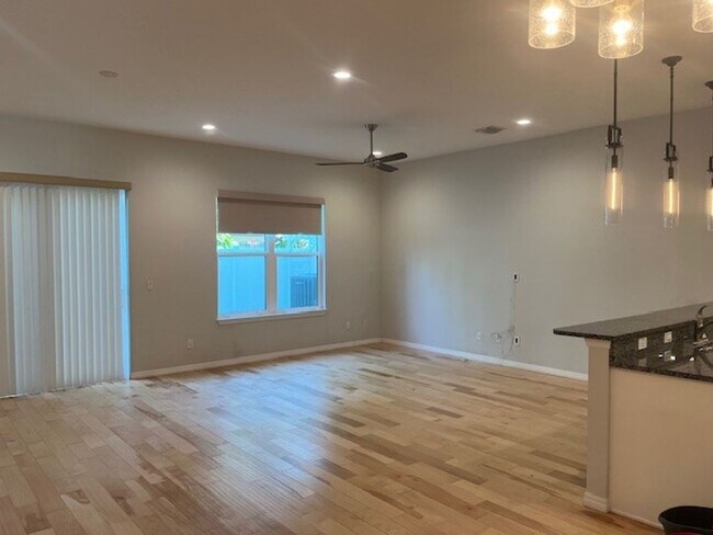 Building Photo - Beautiful 3/3 TH in Westshore!