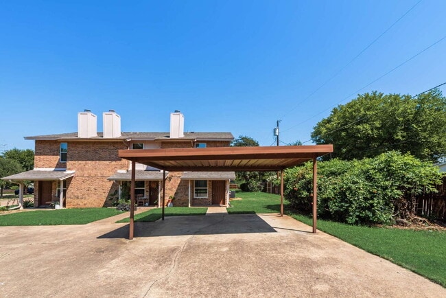 Photo - Completely Remodeled Triplex Unit 2 bed 1.... Apartment