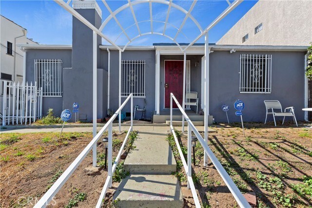 Primary Photo - 901 N Alexandria Ave