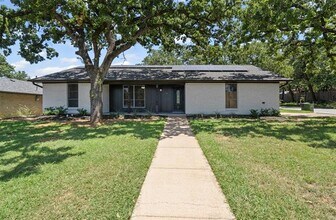 Building Photo - 2423 Jewell Dr