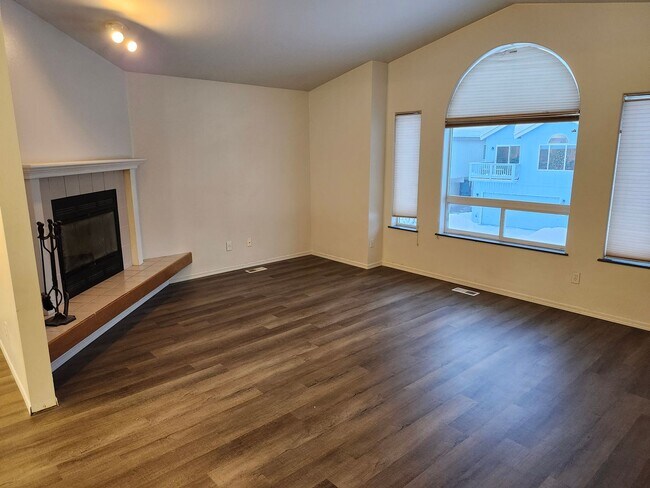 Building Photo - 3 Bed 2 Bath house near JBER/UMED
