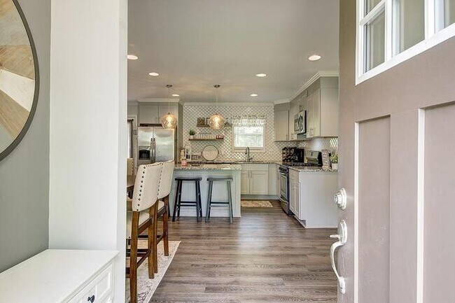 Building Photo - House 3 bed, 2 bath