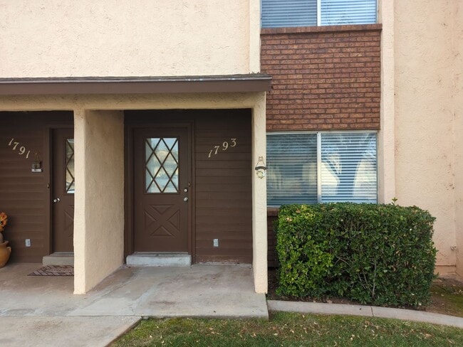 Building Photo - Cozy 2 Bedroom Townhouse
