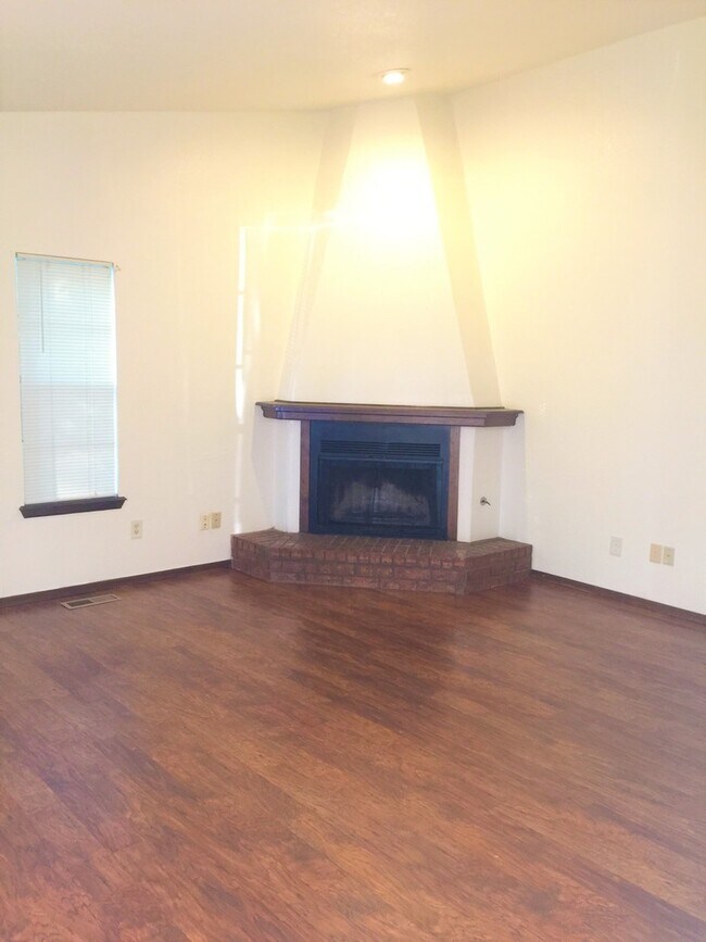 Building Photo - 900 - 904 Aspen Ct