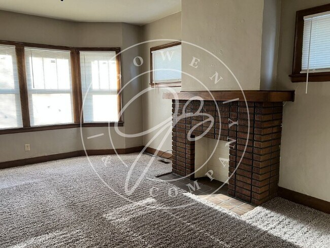 Building Photo - Spacious West Toledo lower 2 bedroom duplex