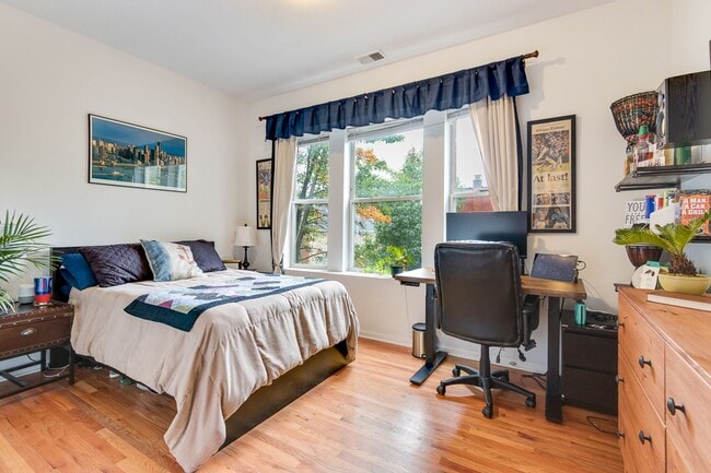 Building Photo - 1034 N Damen Ave