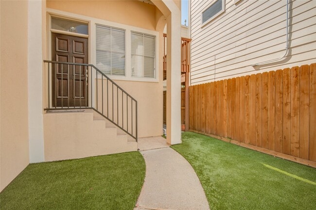 Building Photo - 5417 Lillian St