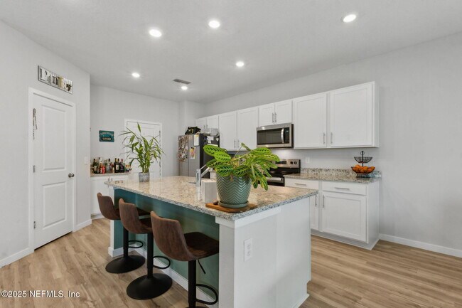 Building Photo - 14753 Cashew Ave