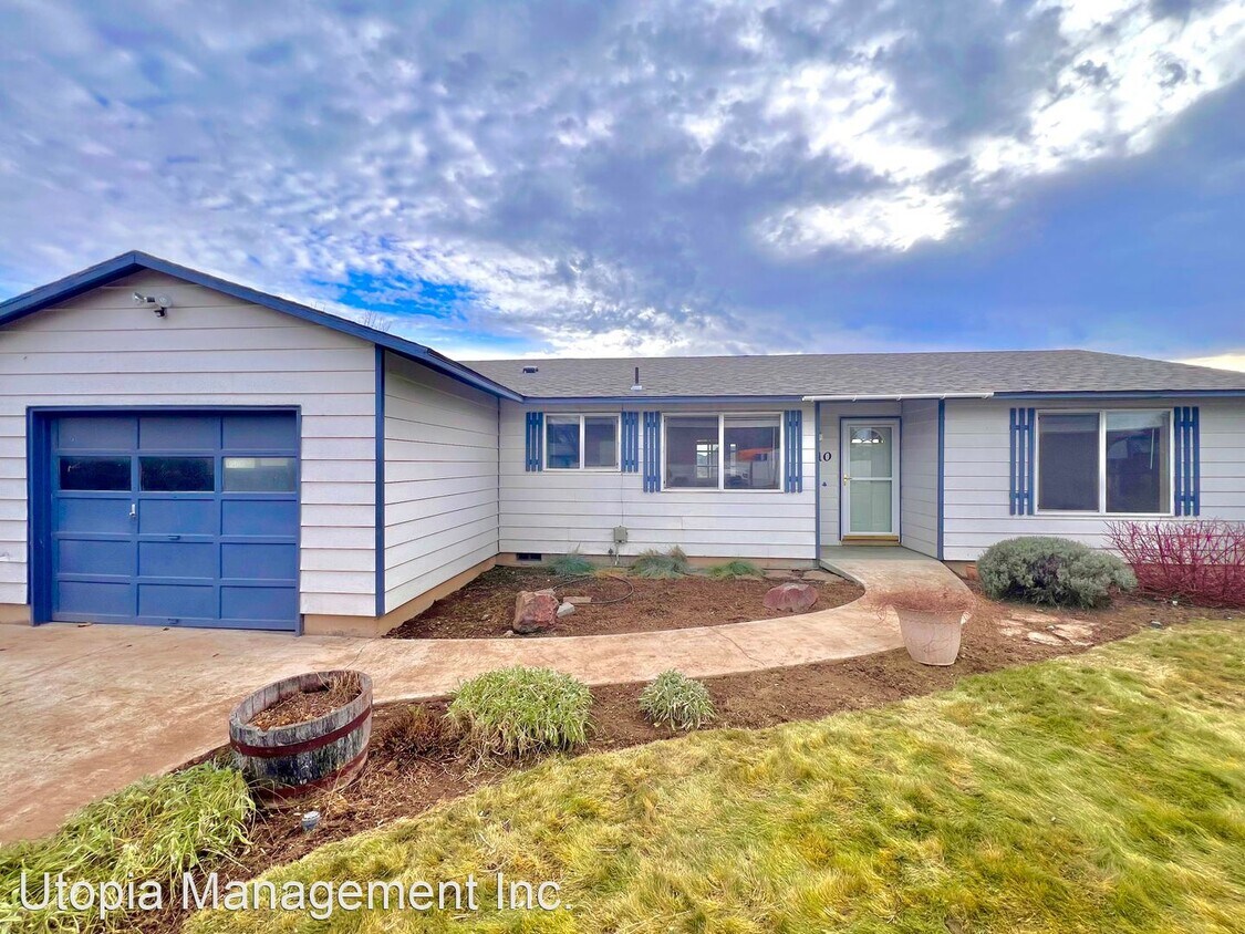 2 br, 1 bath House 310 NE Mariposa Ave House Rental in Prineville