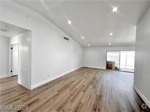 Building Photo - 401 Holcomb