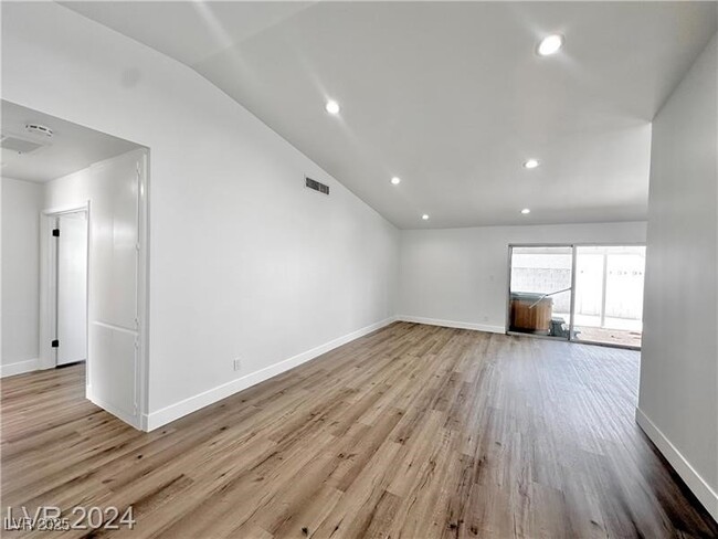 Foto del edificio - 401 Holcomb