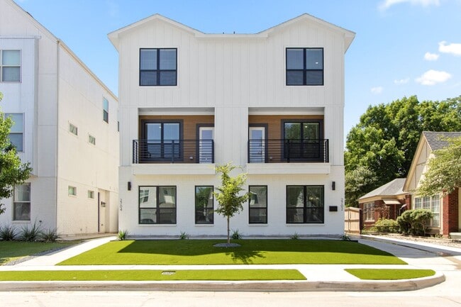 Building Photo - * MOVE IN SUMMER 7/31/2027 * 5 Bed 5.5 Bath Lubbock 1 Block to The TCU Neeley Building