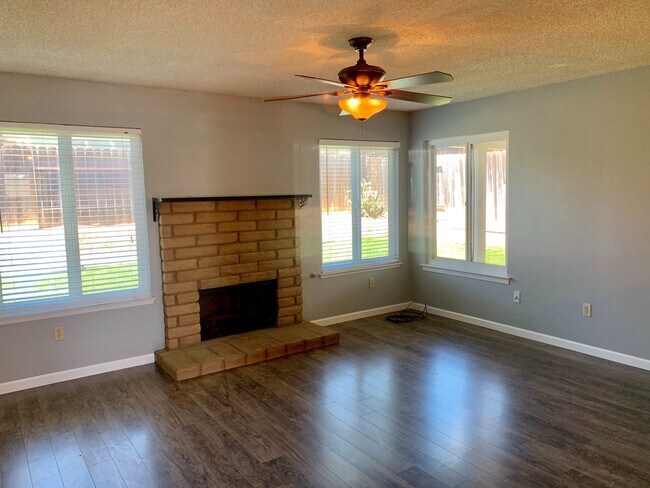 Foto del edificio - MOVE IN READY 3 BEDROOM 2 BATHROOM HOME Av...