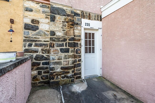 Building Photo - 235 W Chestnut St