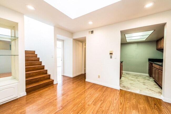 Foto del edificio - Modern Style 3 Bed / 3 Bath Townhouse + Bonus Room in North Alhambra!