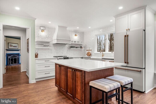 Building Photo - 325 Beaumont Rd