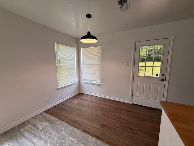 Foto del edificio - Charming 3-Bedroom Home with Hardwood Floors & Spacious Backyard
