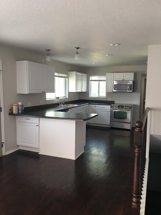 Cocina: lavavajillas incluido; sin electrodomésticos. - 1622 S Whittle Ave