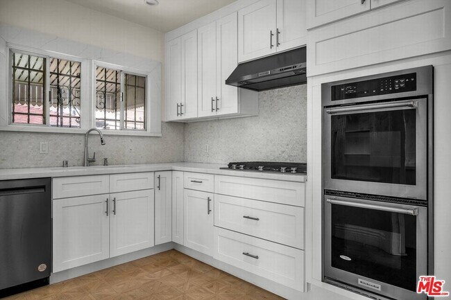 Building Photo - 157 S Elm Dr