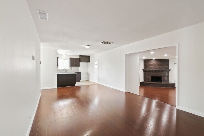 Foto del edificio - Spacious 3 Bedroom 2 Bath Available Now!