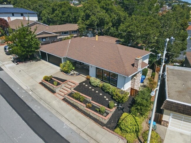 Building Photo - 1406 Cedarwood Dr