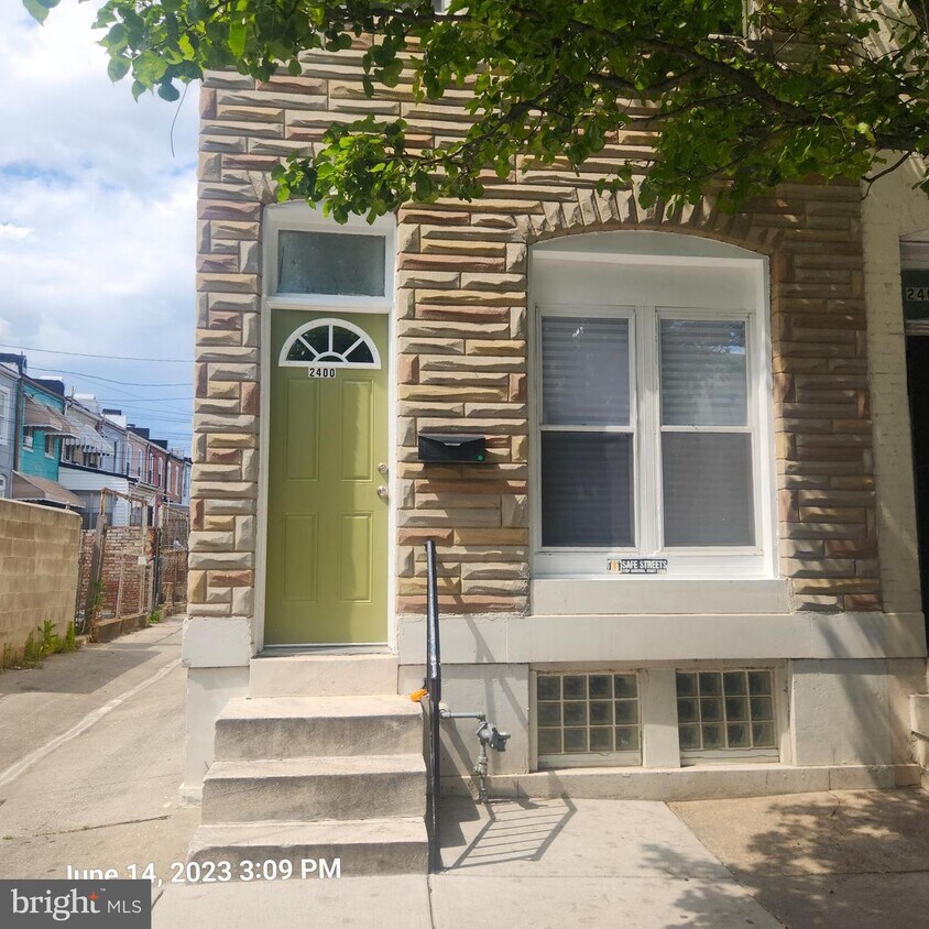 Primary Photo - 2400 E Madison St
