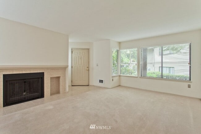 Building Photo - LOCATION, LOCATION, LOCATION wonderful 2 b...