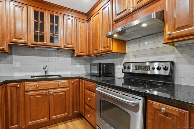 Building Photo - 6 Silvermine Ave