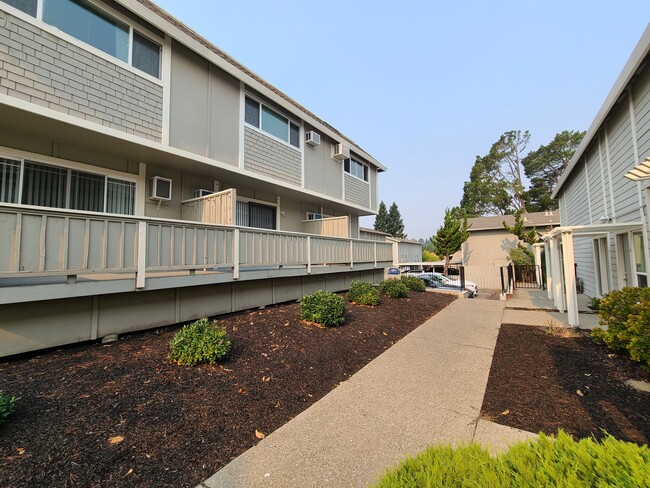 Building Photo - 1989 Ascot Dr