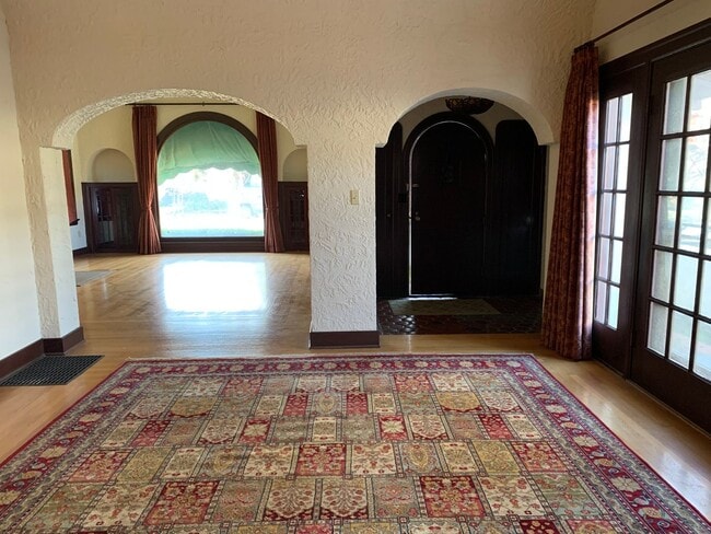 Building Photo - 3 Bedroom, hardwood floors, garage, A/C, Solar