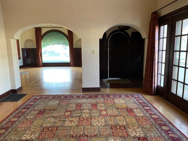 Foto del edificio - 3 Bedroom, hardwood floors, garage, A/C, Solar