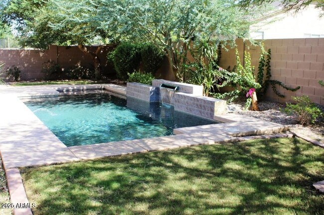 Foto del edificio - 42041 W Carlisle Ln