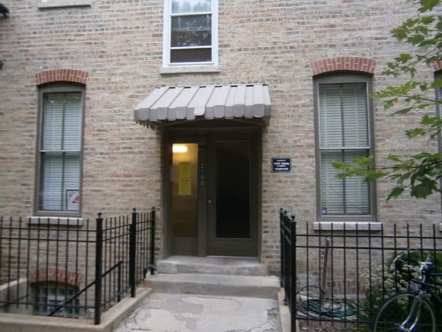 Primary Photo - 2100 N Hoyne Ave