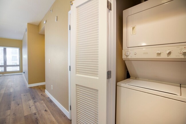 Foto del edificio - Stylish & Spacious Courtyard-Facing Condo in the Heart of Gaslamp