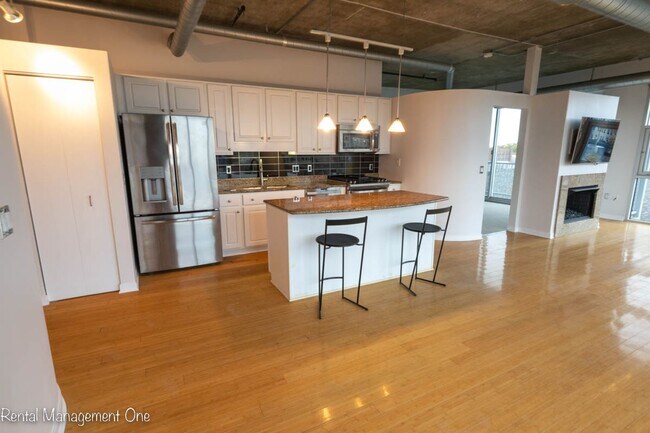 Foto del edificio - Downtown ROYAL OAK LIVING - 2 bed/2 bath - A CORNER WITH A VIEW!