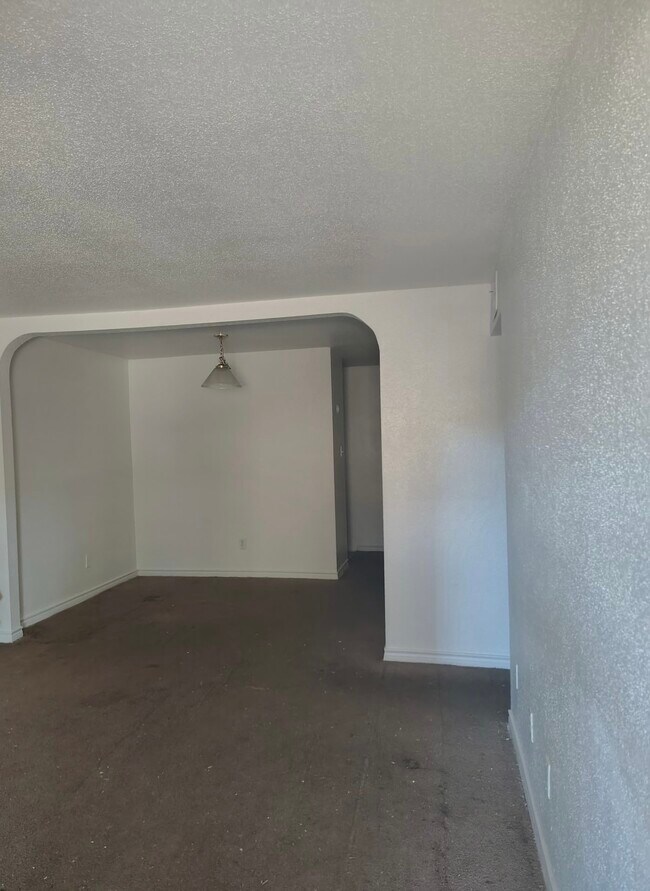 Building Photo - 5625 Antoine Dr