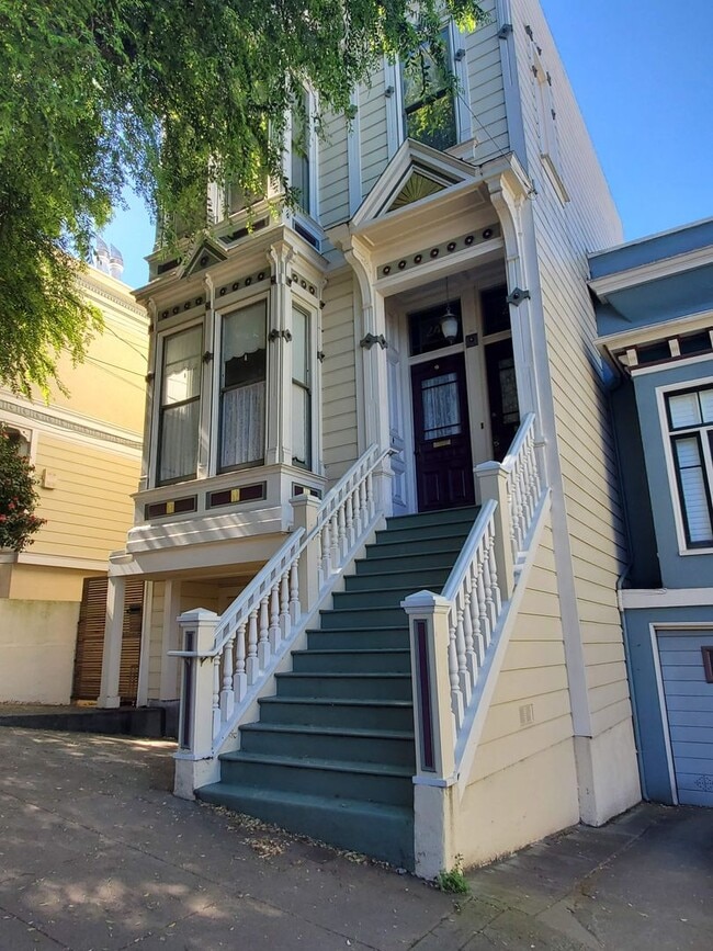 Building Photo - Noe Valley Beautifully Updated Top Floor Two Bedroom w. Chef's Kitchen and Laundry