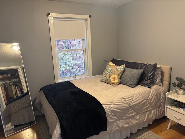 Building Photo - Large, updated 2 bed in a prime location i...